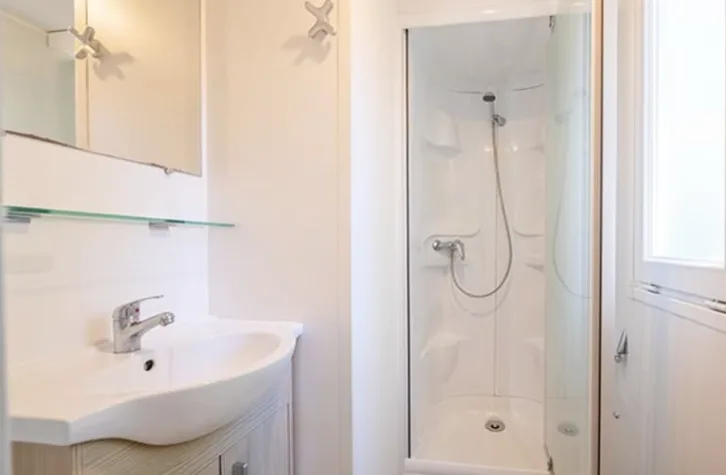 EuroCamp   Mobilheim Comfort   3 Schlafzimmer   Max. 6 Personen   Badezimmer mit Dusche